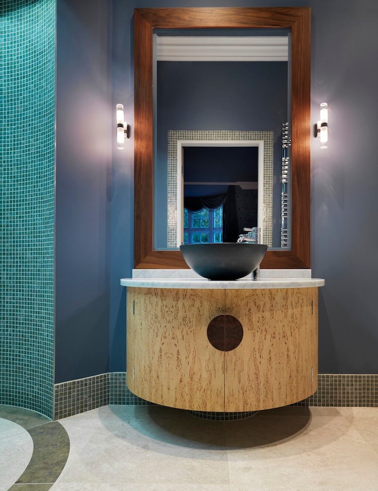 На фото: ванная комната среднего размера в стиле фьюжн с светлыми деревянными фасадами, душем в нише, раздельным унитазом, синей плиткой, плиткой из листового стекла, синими стенами, полом из травертина, душевой кабиной, раковиной с пьедесталом и мраморной столешницей