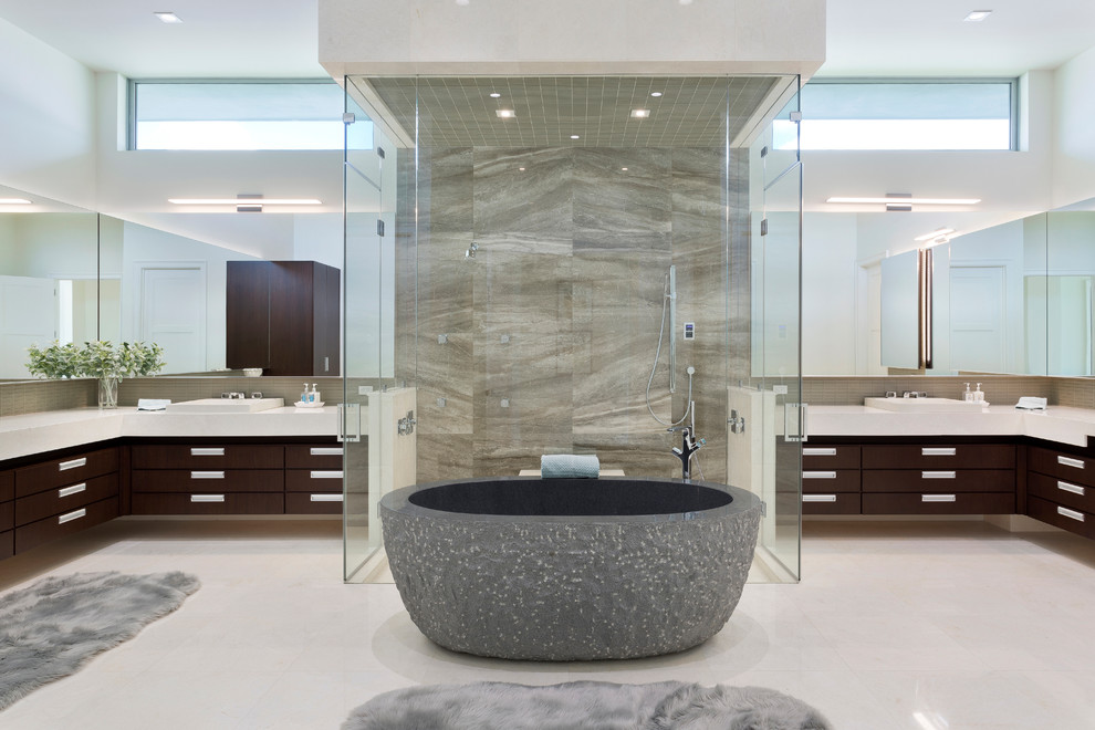Idée de décoration pour une salle de bain design avec une baignoire indépendante.