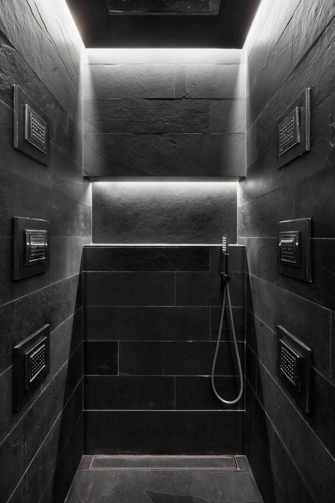 Esempio di una stanza da bagno per bambini industriale con doccia aperta, piastrelle nere, piastrelle in ardesia, pareti nere, pavimento in ardesia, pavimento nero e doccia aperta