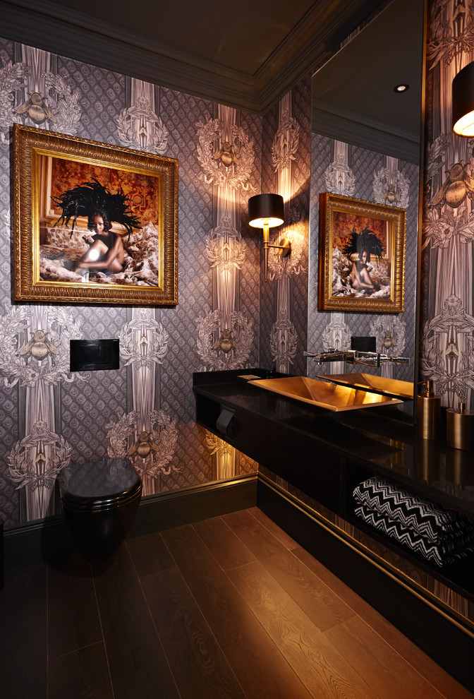 Cette photo montre une salle de bain tendance avec un lavabo posé, des portes de placard noires et WC suspendus.