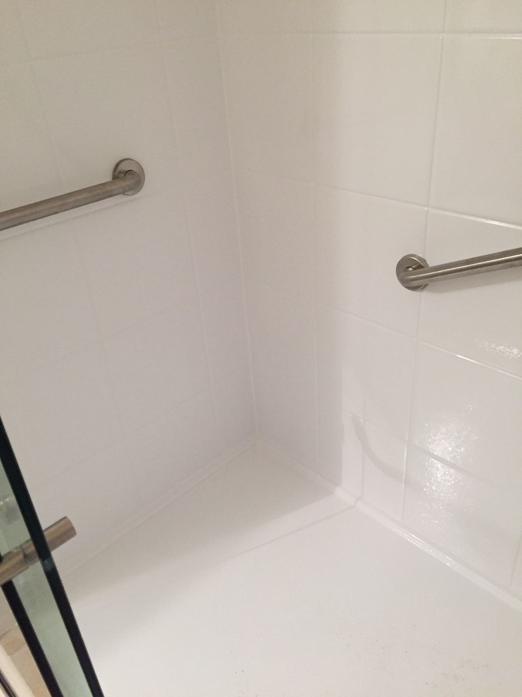 Kleines Modernes Badezimmer En Suite mit Duschnische, farbigen Fliesen, Keramikfliesen, weißer Wandfarbe, Porzellan-Bodenfliesen und Granit-Waschbecken/Waschtisch in San Francisco