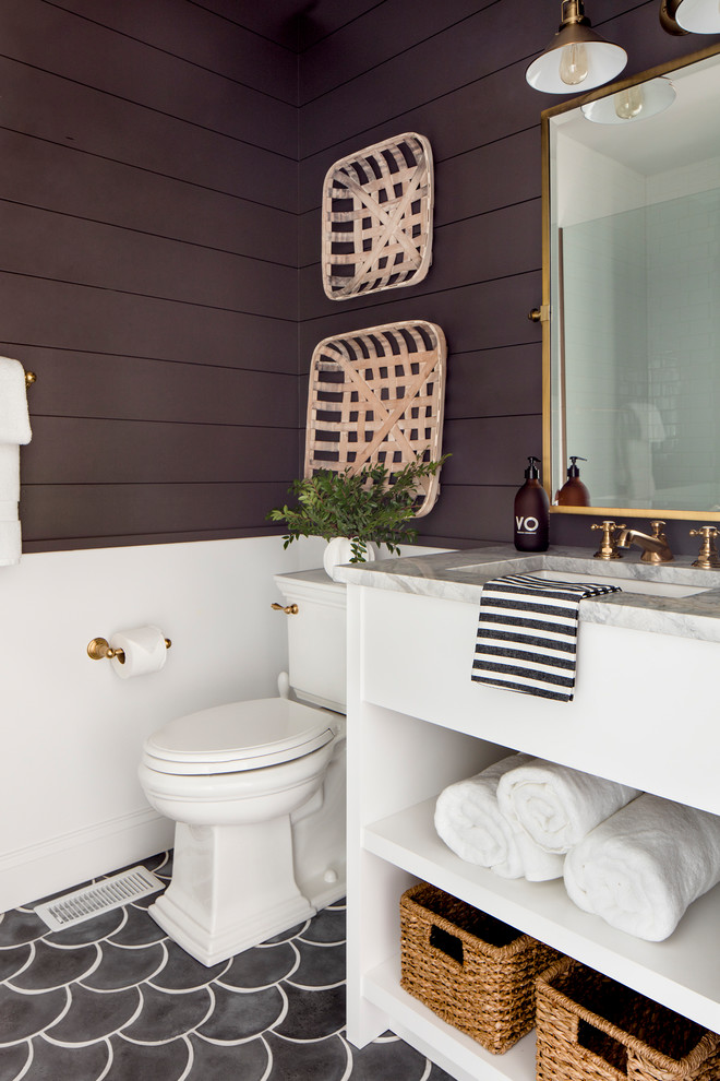 Aménagement d'une salle d'eau classique avec un placard sans porte, des portes de placard blanches, WC séparés, un mur marron, un lavabo encastré, un sol gris et un plan de toilette gris.