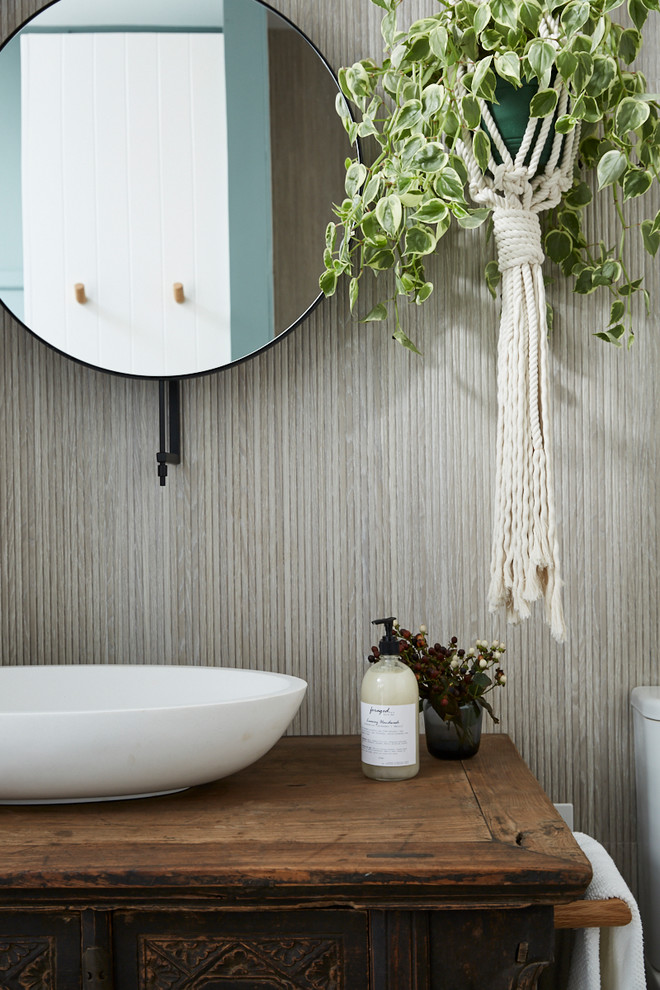 Inredning av ett modernt mellanstort badrum med dusch, med möbel-liknande, bruna skåp, en öppen dusch, en toalettstol med hel cisternkåpa, grå kakel, porslinskakel, blå väggar, klinkergolv i porslin, ett fristående handfat, grått golv och med dusch som är öppen