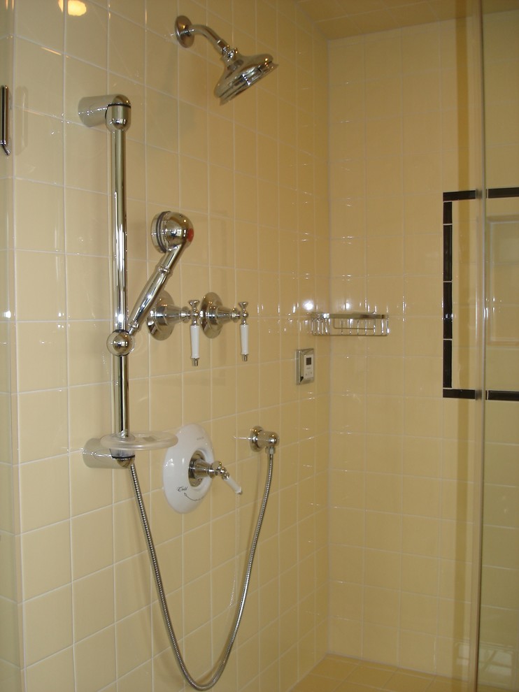 Réalisation d'une salle de bain principale avec une baignoire indépendante, une douche d'angle, un carrelage jaune, des carreaux de céramique, un mur blanc, un sol en carrelage de céramique, un lavabo de ferme, un sol blanc et une cabine de douche à porte battante.