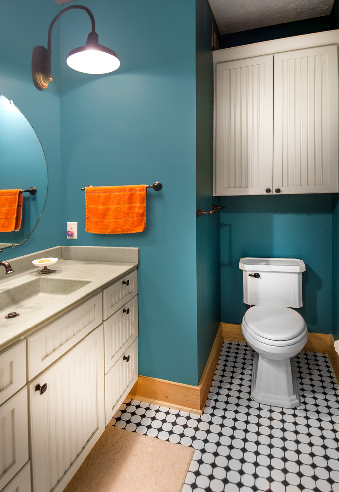 Foto di una piccola stanza da bagno con doccia country con lavabo integrato, ante bianche, top in superficie solida, WC a due pezzi, pareti blu, pavimento con piastrelle in ceramica e ante con riquadro incassato