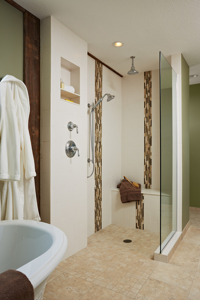 Imagen de cuarto de baño de estilo de casa de campo con bañera exenta, ducha abierta, baldosas y/o azulejos beige, suelo beige y ducha abierta