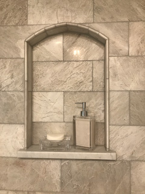 Idéer för små vintage en-suite badrum, med vita skåp, en kantlös dusch, en toalettstol med separat cisternkåpa, grå kakel, marmorkakel, grå väggar, marmorgolv, ett undermonterad handfat, marmorbänkskiva, grått golv och dusch med gångjärnsdörr