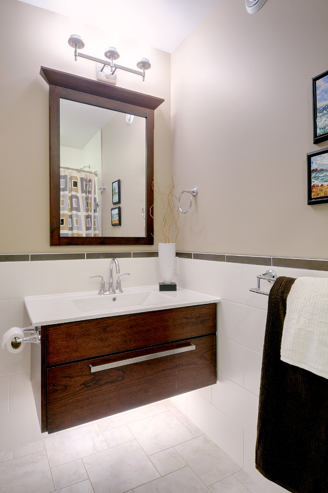 Mittelgroßes Klassisches Duschbad mit integriertem Waschbecken, flächenbündigen Schrankfronten, dunklen Holzschränken, Mineralwerkstoff-Waschtisch, weißen Fliesen, Keramikfliesen, beiger Wandfarbe und Keramikboden in Toronto