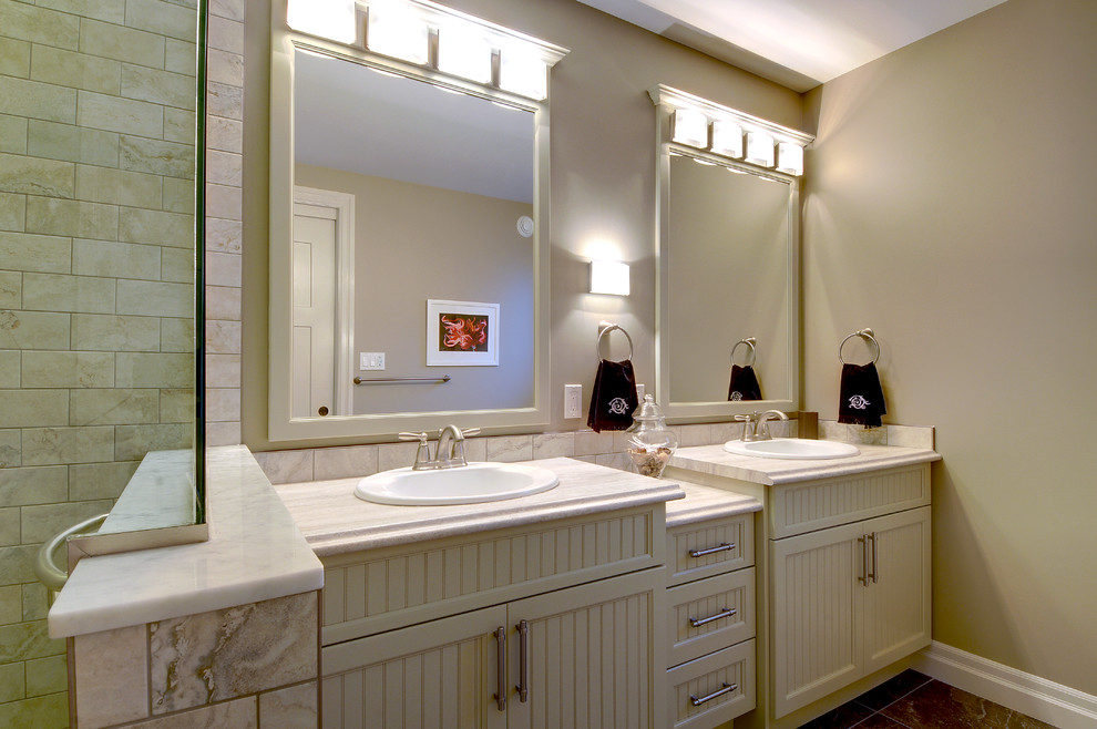 Großes Klassisches Badezimmer En Suite mit Einbauwaschbecken, Kassettenfronten, weißen Schränken, Granit-Waschbecken/Waschtisch, offener Dusche, beigen Fliesen, Keramikfliesen, beiger Wandfarbe und Keramikboden in Toronto