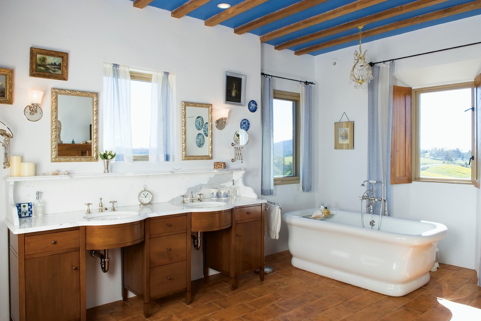 Cette photo montre une salle de bain méditerranéenne avec une baignoire indépendante.