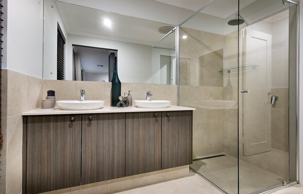 Imagen de cuarto de baño costero con ducha esquinera