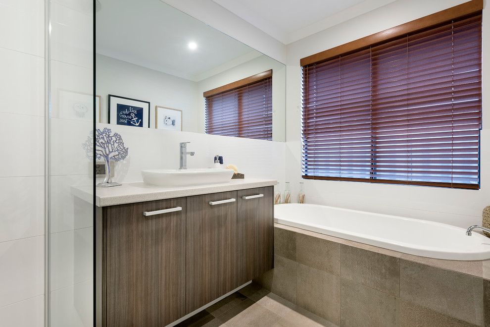 Modernes Badezimmer mit Eckbadewanne in Perth