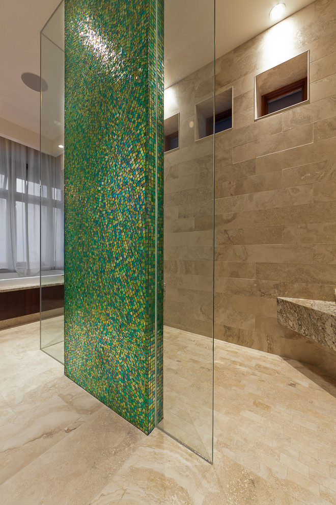 Идея дизайна: ванная комната в современном стиле с открытым душем, зеленой плиткой, открытым душем, плиткой мозаикой и окном