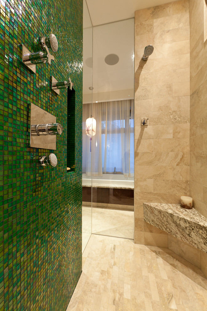 Cette photo montre une salle de bain tendance avec mosaïque et un banc de douche.