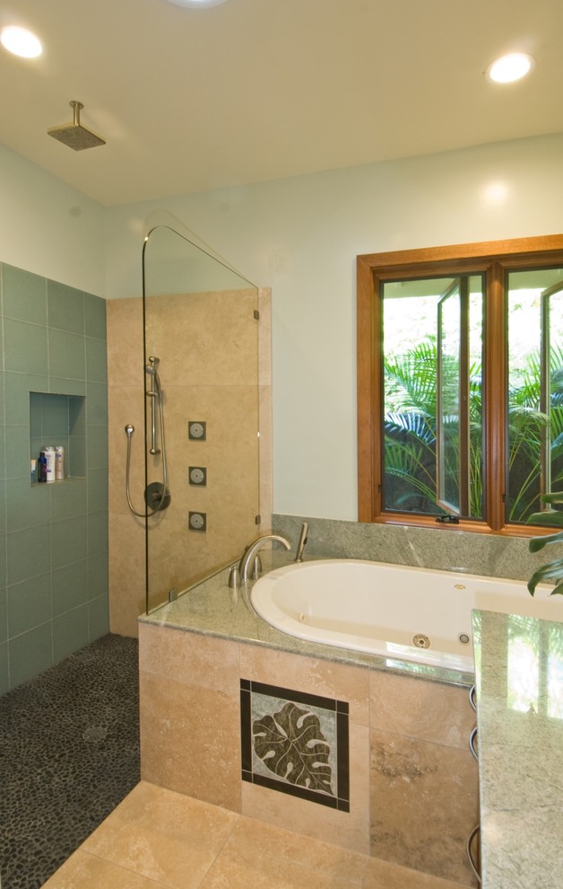 ハワイにあるトロピカルスタイルのおしゃれな浴室の写真