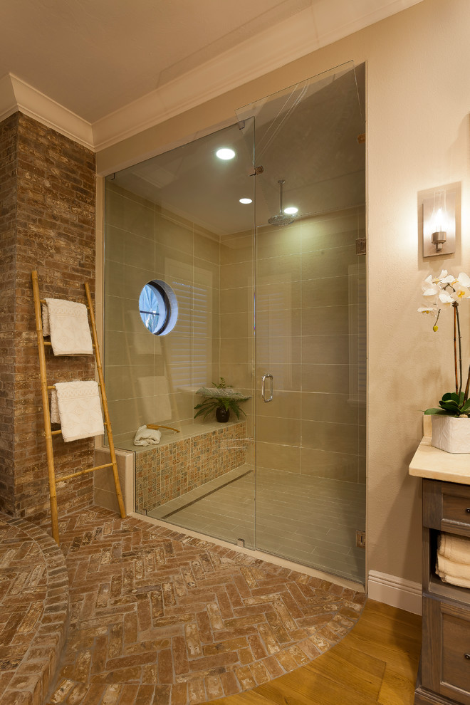 Idéer för stora lantliga en-suite badrum, med släta luckor, grå skåp, granitbänkskiva, ett fristående badkar, en dubbeldusch, beige kakel, stenkakel, beige väggar och mellanmörkt trägolv