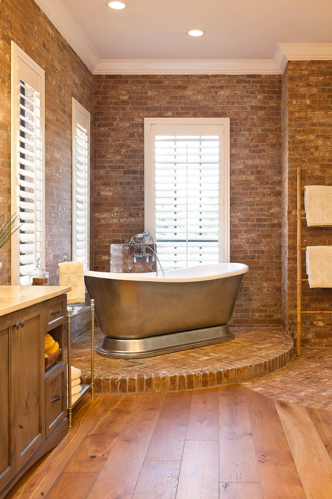 Exempel på ett stort lantligt en-suite badrum, med ett piedestal handfat, släta luckor, grå skåp, granitbänkskiva, ett fristående badkar, beige väggar och mellanmörkt trägolv