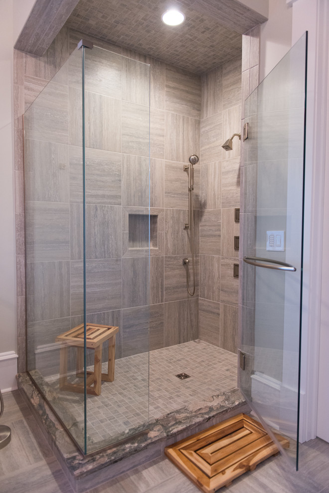 Idee per una stanza da bagno costiera con doccia alcova e piastrelle grigie