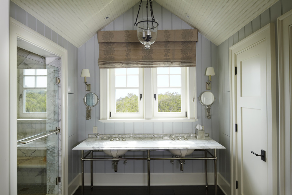 Maritimes Badezimmer mit Duschnische und weißen Fliesen in Charleston