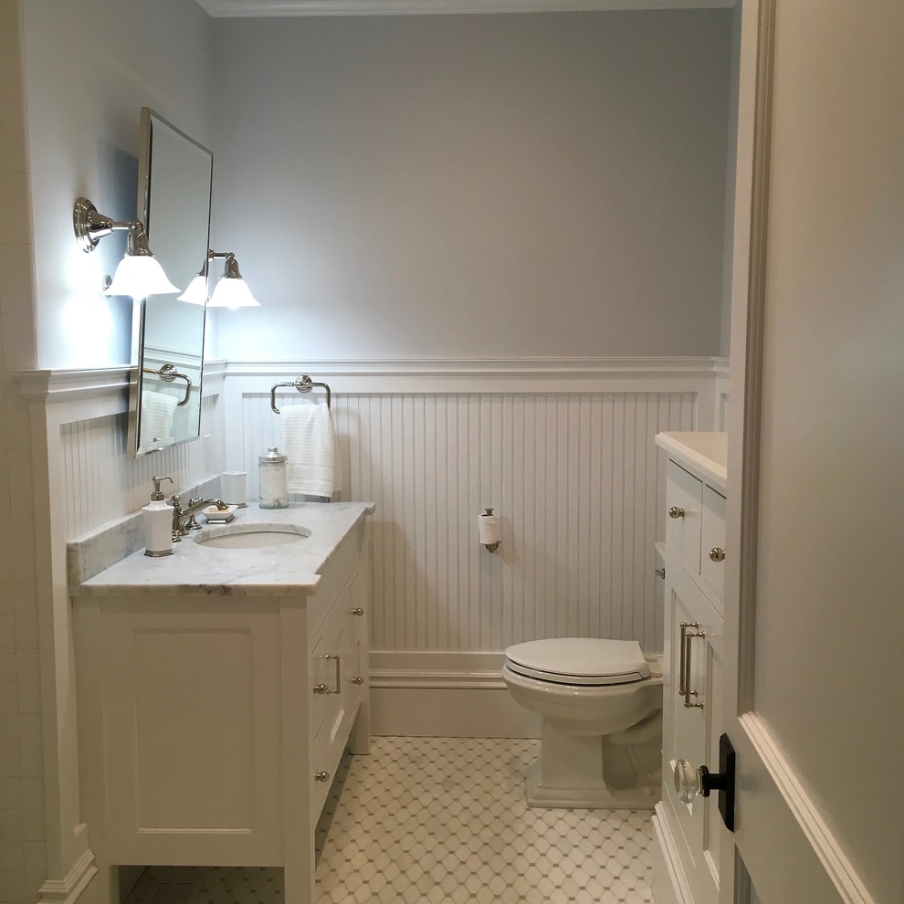 プロビデンスにある小さなビーチスタイルのおしゃれなバスルーム (浴槽なし) (シェーカースタイル扉のキャビネット、白いキャビネット、一体型トイレ	、白い壁) の写真