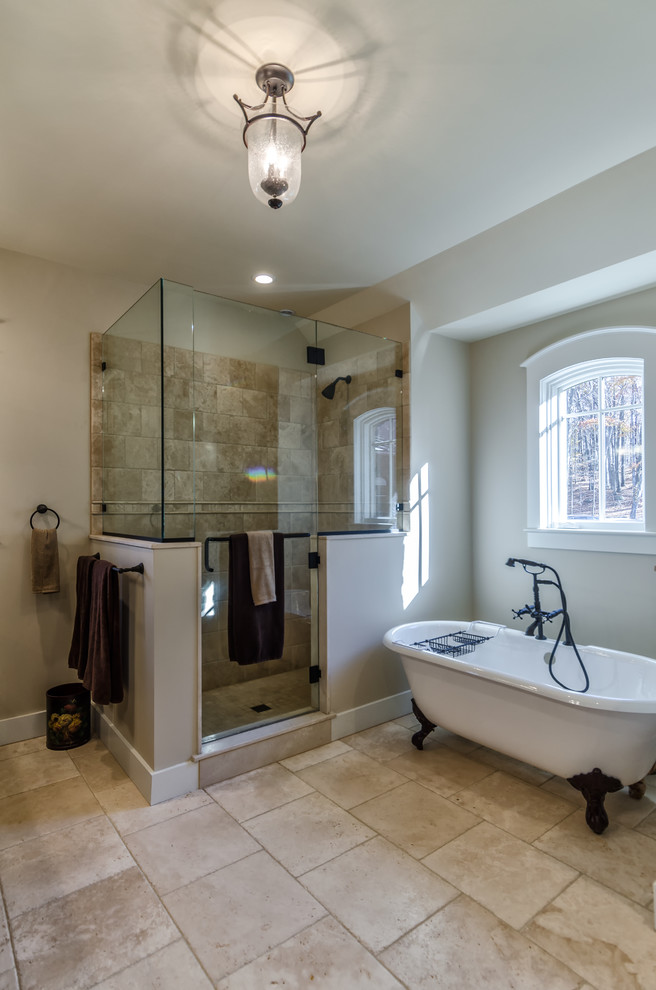 Réalisation d'une grande salle de bain principale design en bois foncé avec un placard en trompe-l'oeil, une baignoire sur pieds, une douche d'angle, un sol en travertin, un carrelage beige, un carrelage de pierre, un mur blanc, un lavabo intégré et un plan de toilette en granite.