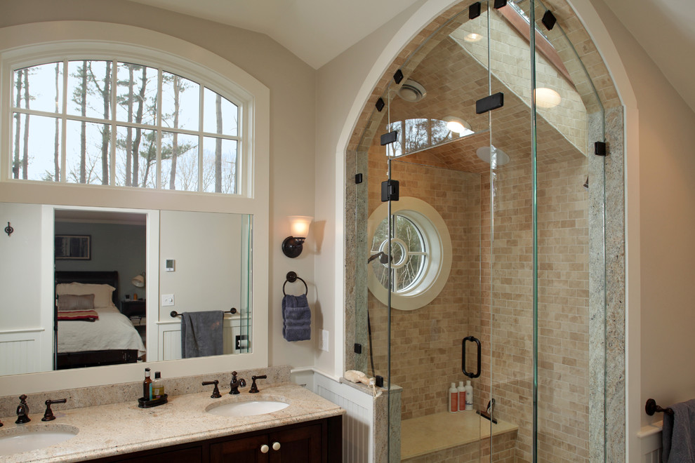 Свежая идея для дизайна: ванная комната в классическом стиле с врезной раковиной, душем в нише и бежевой плиткой - отличное фото интерьера