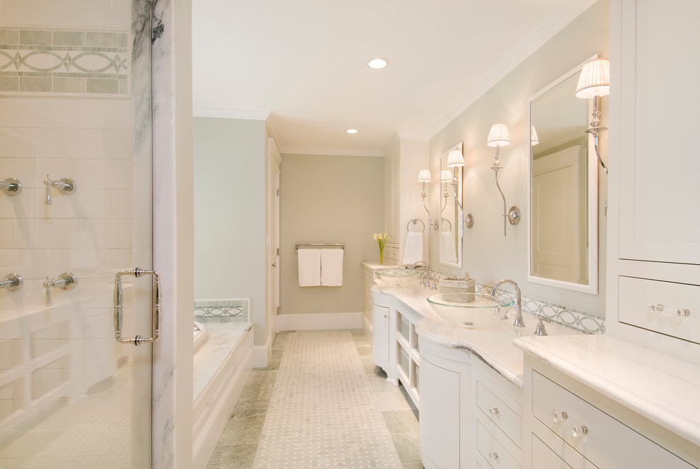 Klassisches Langes und schmales Badezimmer mit Aufsatzwaschbecken, weißen Schränken, Einbaubadewanne, Duschnische, weißen Fliesen, flächenbündigen Schrankfronten und weißer Waschtischplatte in Boston