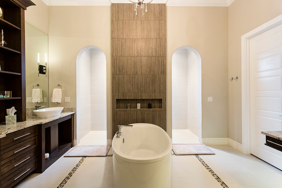 Пример оригинального дизайна: главная ванная комната в стиле неоклассика (современная классика) с настольной раковиной, открытыми фасадами, темными деревянными фасадами и отдельно стоящей ванной