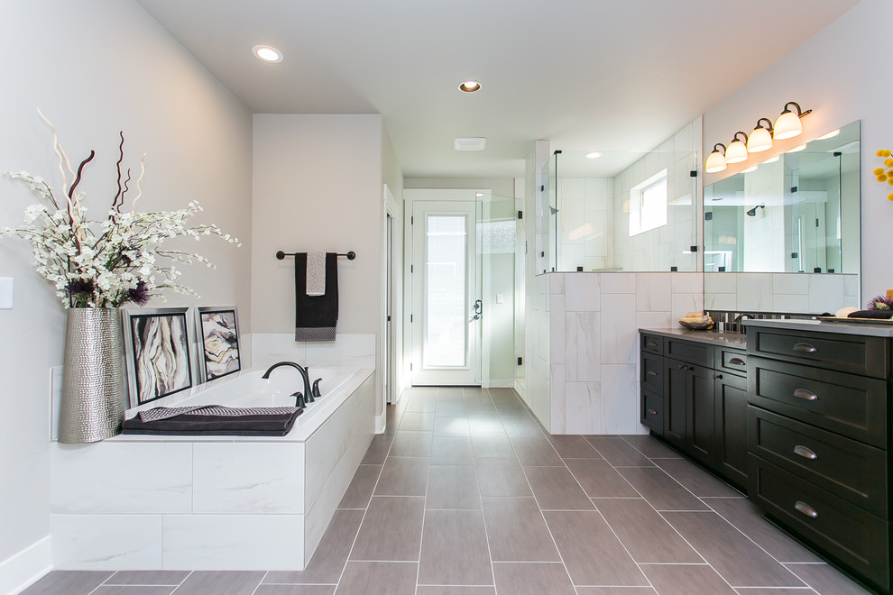Esempio di una grande stanza da bagno padronale design con ante in stile shaker, ante in legno bruno, vasca da incasso, doccia ad angolo, pareti grigie e lavabo sottopiano