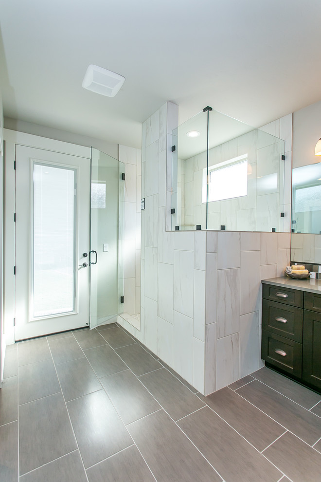 Imagen de cuarto de baño principal actual grande con armarios estilo shaker, puertas de armario de madera en tonos medios, bañera encastrada, ducha esquinera, paredes grises y lavabo bajoencimera