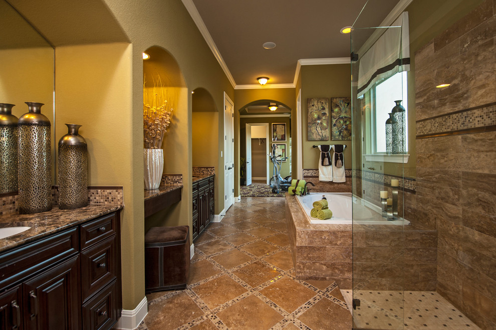 На фото: ванная комната в классическом стиле с столешницей из гранита, коричневым полом, плиткой из травертина и коричневой столешницей