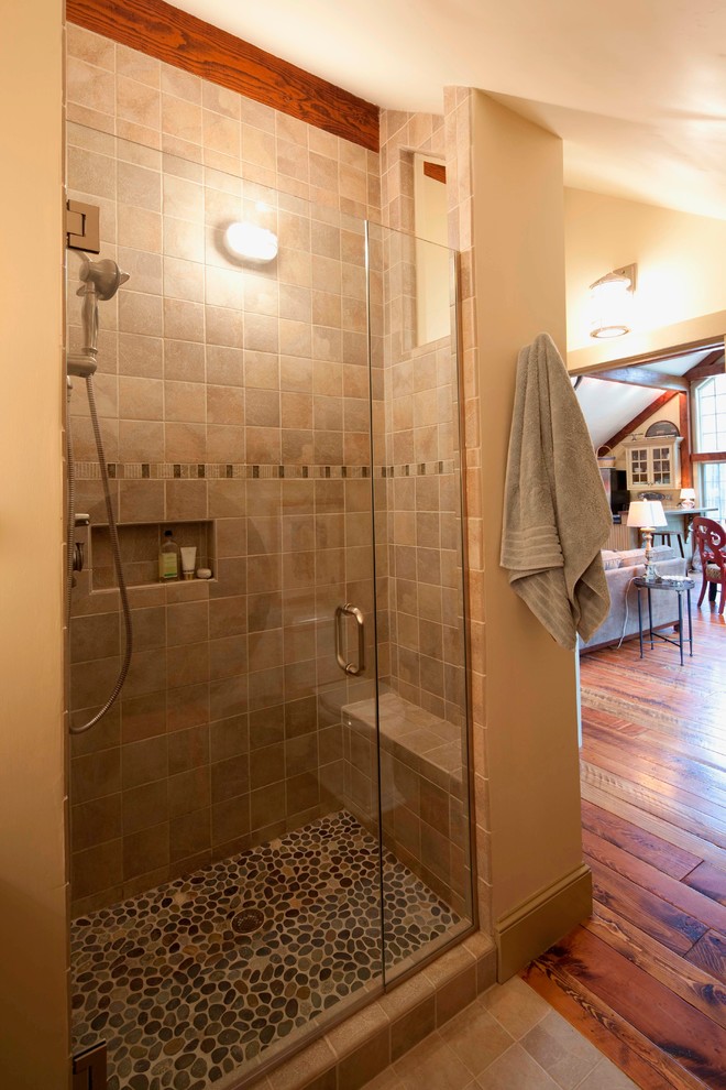Idées déco pour une grande douche en alcôve classique avec un carrelage beige, des carreaux de céramique, un mur beige et un sol en galet.