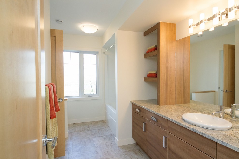 Idéer för ett stort nordiskt en-suite badrum, med släta luckor, skåp i mellenmörkt trä, en dusch/badkar-kombination, en toalettstol med hel cisternkåpa, vita väggar, vinylgolv, ett nedsänkt handfat och granitbänkskiva