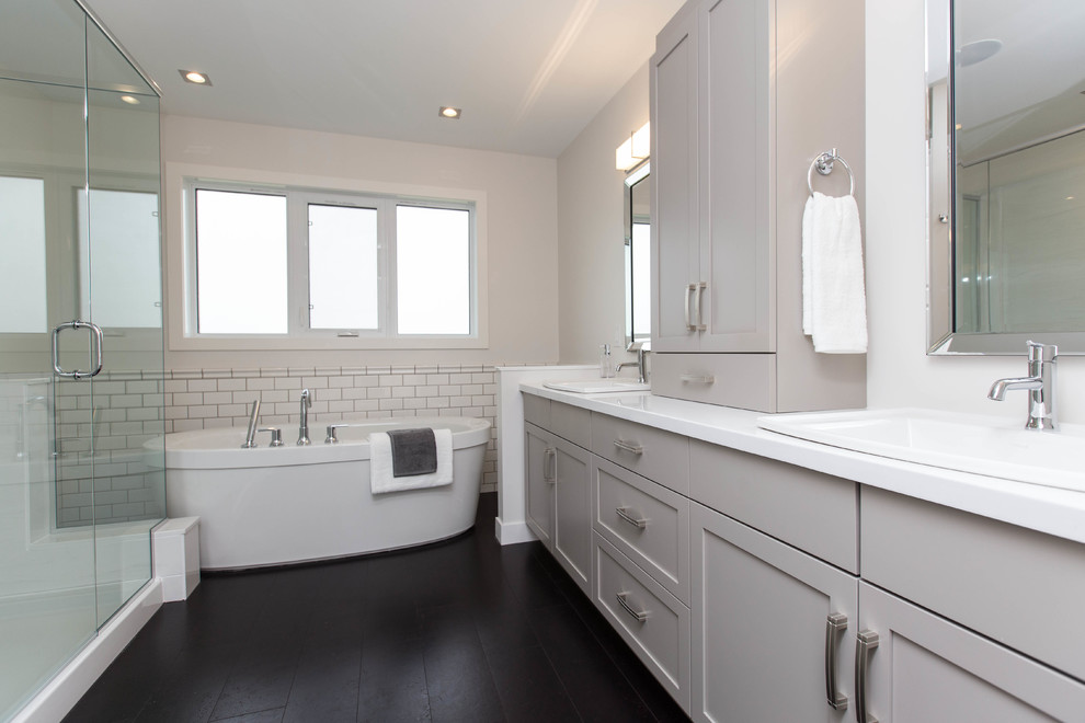 Идея дизайна: большая главная ванная комната в современном стиле с фасадами в стиле шейкер, серыми фасадами, отдельно стоящей ванной, угловым душем, унитазом-моноблоком, белой плиткой, керамической плиткой, белыми стенами, пробковым полом, накладной раковиной и мраморной столешницей