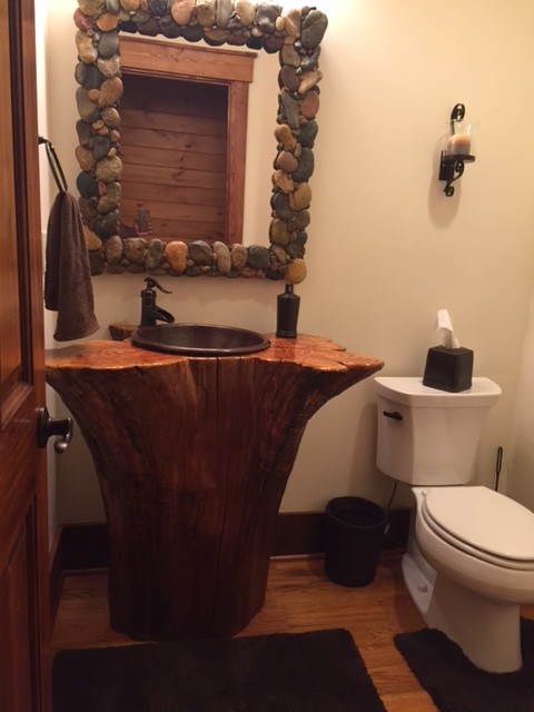 Bild på ett rustikt toalett