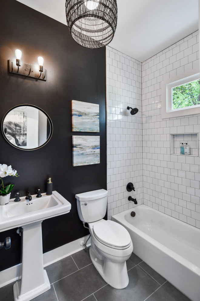 アトランタにあるトラディショナルスタイルのおしゃれな浴室 (黒い壁、磁器タイルの床、グレーの床、洗面台1つ) の写真