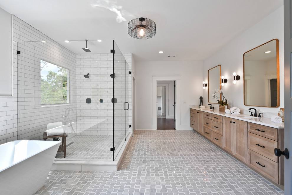 Inredning av ett klassiskt mycket stort vit vitt en-suite badrum, med släta luckor, skåp i ljust trä, ett fristående badkar, en dubbeldusch, vita väggar, klinkergolv i porslin, ett undermonterad handfat, marmorbänkskiva, grått golv och dusch med gångjärnsdörr