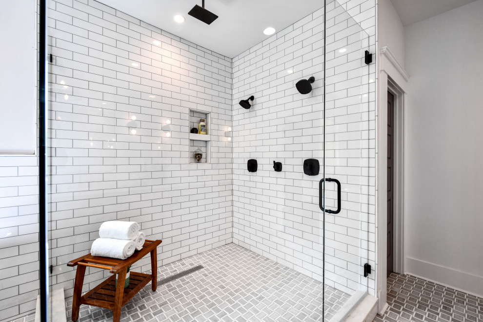 На фото: огромная главная ванная комната в классическом стиле с плоскими фасадами, светлыми деревянными фасадами, отдельно стоящей ванной, двойным душем, белыми стенами, полом из керамогранита, врезной раковиной, мраморной столешницей, серым полом, душем с распашными дверями, белой столешницей, тумбой под две раковины и встроенной тумбой