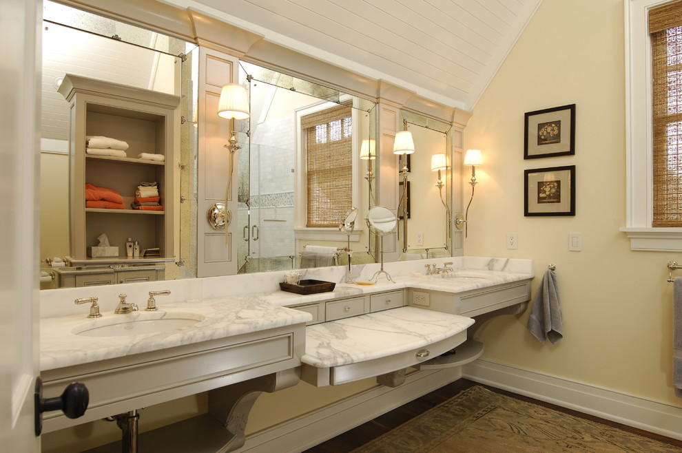 На фото: большая главная ванная комната в классическом стиле с фасадами с утопленной филенкой, серыми фасадами, душем в нише, серой плиткой, белой плиткой, плиткой мозаикой, темным паркетным полом, врезной раковиной, мраморной столешницей и желтыми стенами с