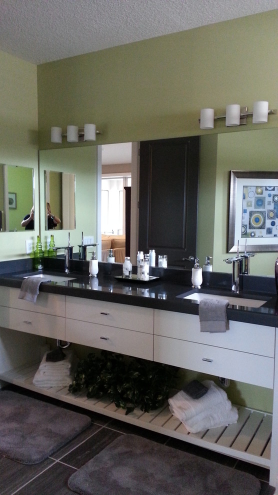 Imagen de cuarto de baño actual con lavabo bajoencimera, puertas de armario blancas y encimera de cuarzo compacto