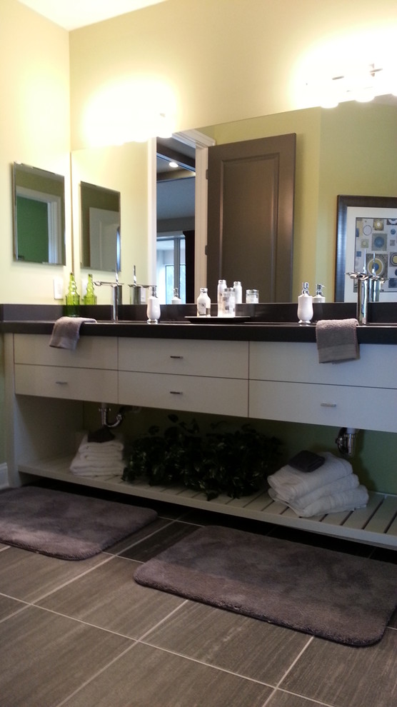 Modernes Badezimmer mit Unterbauwaschbecken, weißen Schränken und Quarzwerkstein-Waschtisch in Jacksonville