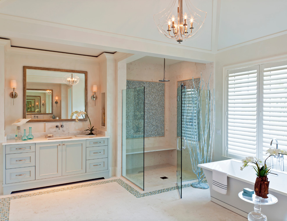 Пример оригинального дизайна: большая главная ванная комната в морском стиле с врезной раковиной, фасадами в стиле шейкер, синими фасадами, отдельно стоящей ванной, угловым душем, синей плиткой и белыми стенами