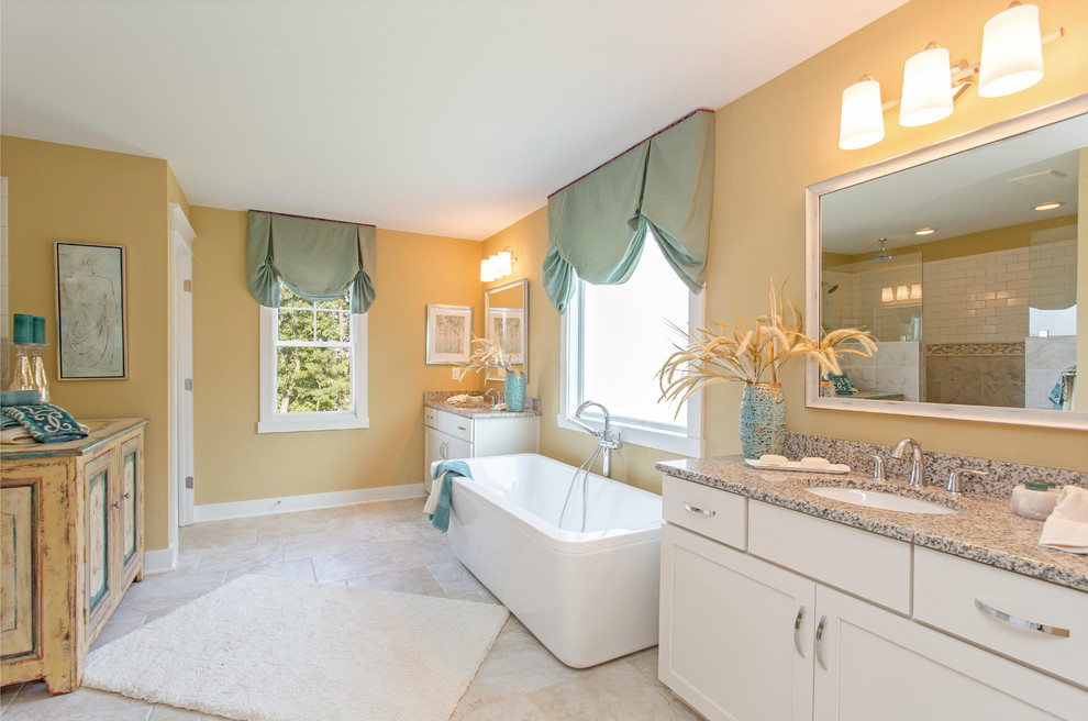 Exempel på ett mellanstort klassiskt en-suite badrum, med ett undermonterad handfat, luckor med infälld panel, vita skåp, granitbänkskiva, ett fristående badkar, en öppen dusch, vit kakel, keramikplattor, gula väggar och klinkergolv i keramik