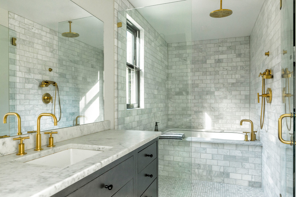 Inredning av ett en-suite badrum, med ett badkar i en alkov, våtrum, marmorkakel, marmorgolv, marmorbänkskiva och dusch med gångjärnsdörr