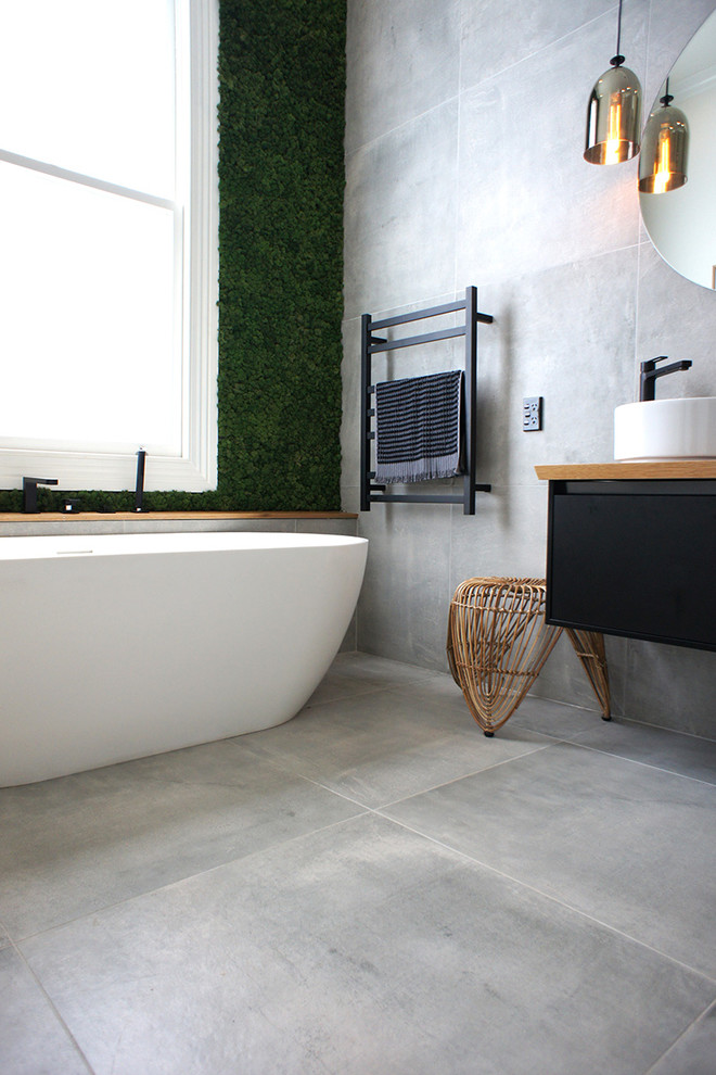 Immagine di una stanza da bagno con piastrelle grigie e piastrelle in gres porcellanato