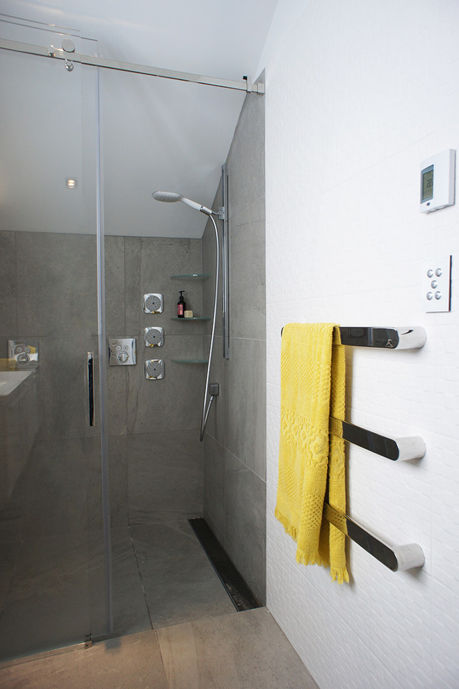 Foto på ett badrum, med vit kakel och porslinskakel