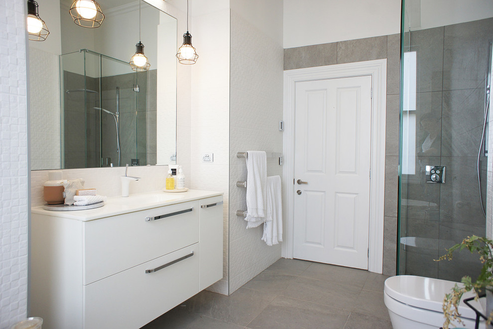 Exemple d'une salle de bain avec un carrelage gris et des carreaux de porcelaine.
