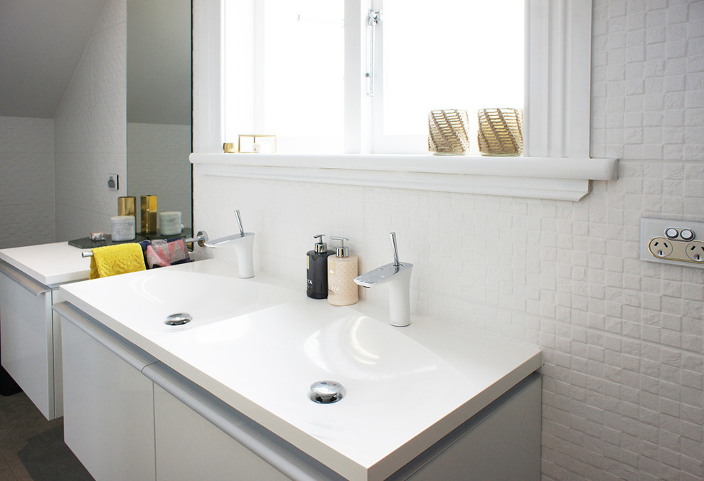Immagine di una stanza da bagno con piastrelle bianche e piastrelle in gres porcellanato