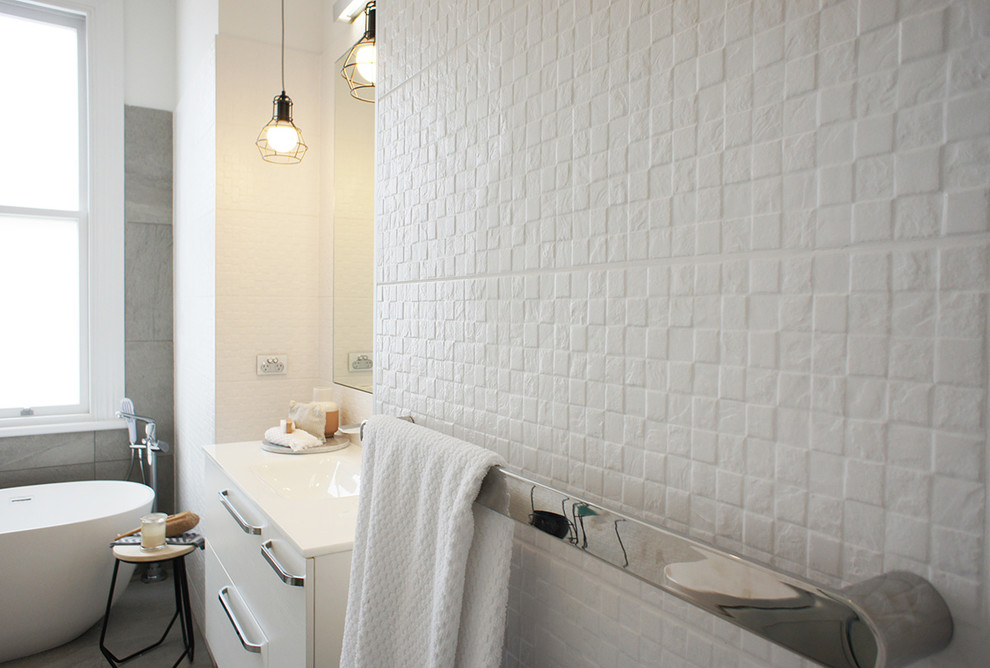 Inspiration pour une salle de bain avec un carrelage blanc et des carreaux de porcelaine.