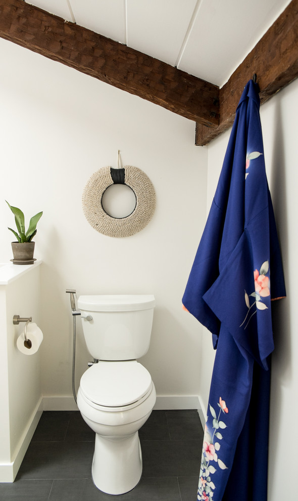 Cette photo montre une salle de bain principale éclectique en bois clair de taille moyenne avec une douche ouverte, WC à poser, un carrelage noir et blanc, des carreaux de céramique, un mur blanc, un sol en carrelage de céramique, une vasque et un plan de toilette en bois.